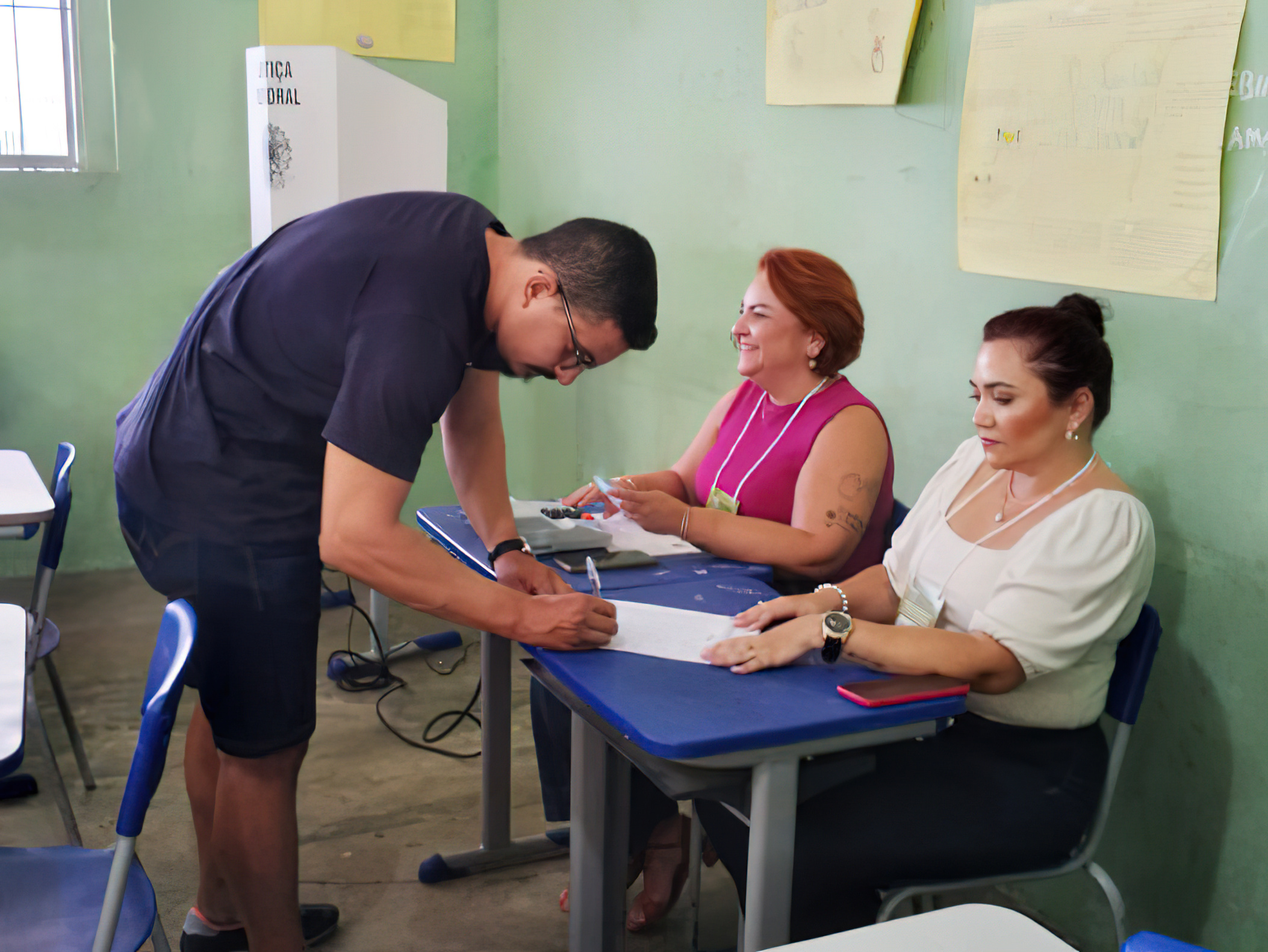 homem votando